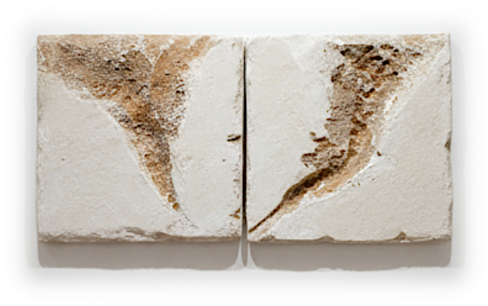 Escultura de pared Marcela Once. Última tendencia. Dibujo en dos bloques de piedra que muestra mapas del continente americano en estilo de tinta o acuarela.