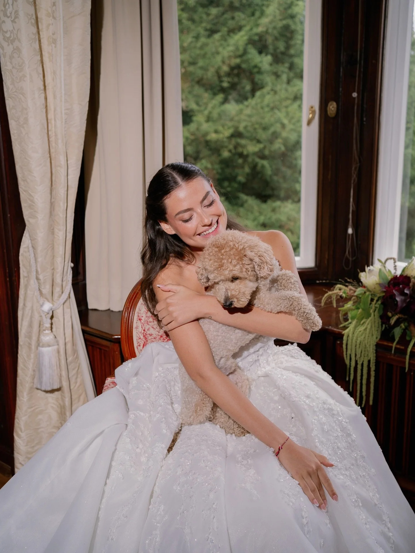 Getting ready on your special day with your best friend and doggie! 
Photo&amp;Planning: @lorenetheodora 
Flowers: @laonblumen 
Hair&amp;Makeup: @makeupbypatriciafuchs 
Kleid: @skalibridal 
Cake: @tonya_bakerylab 
Brautpaar: @coupleliste 
Trauzeuge/T