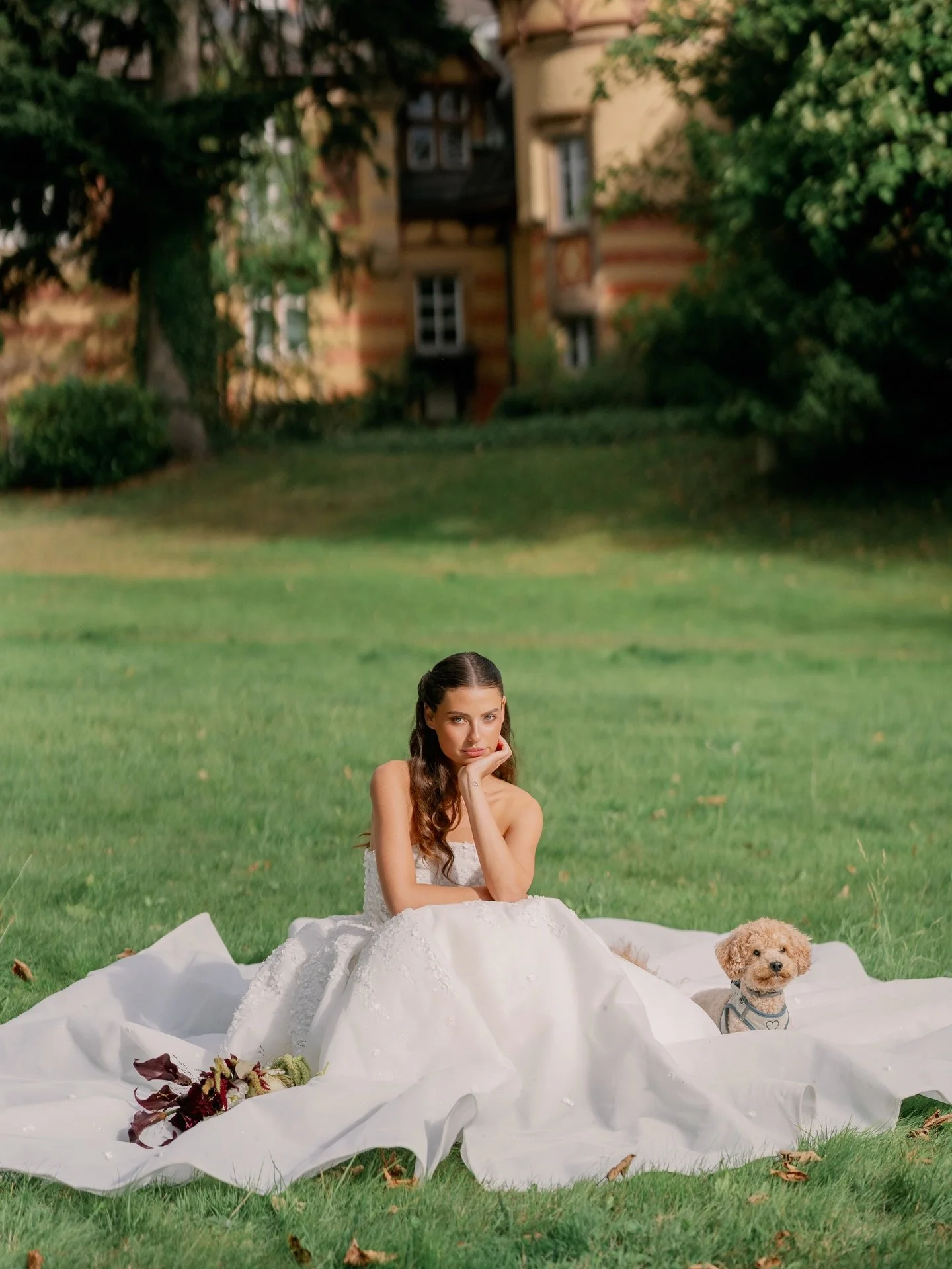 The sun hitting the right spot in this bridal portrait. At first she was just resting, but then this moment looked so effortless and we ended up doing a lot more with this pose. 

Photo&amp;Planning: @lorenetheodora 
Flowers: @laonblumen 
Hair&amp;Ma