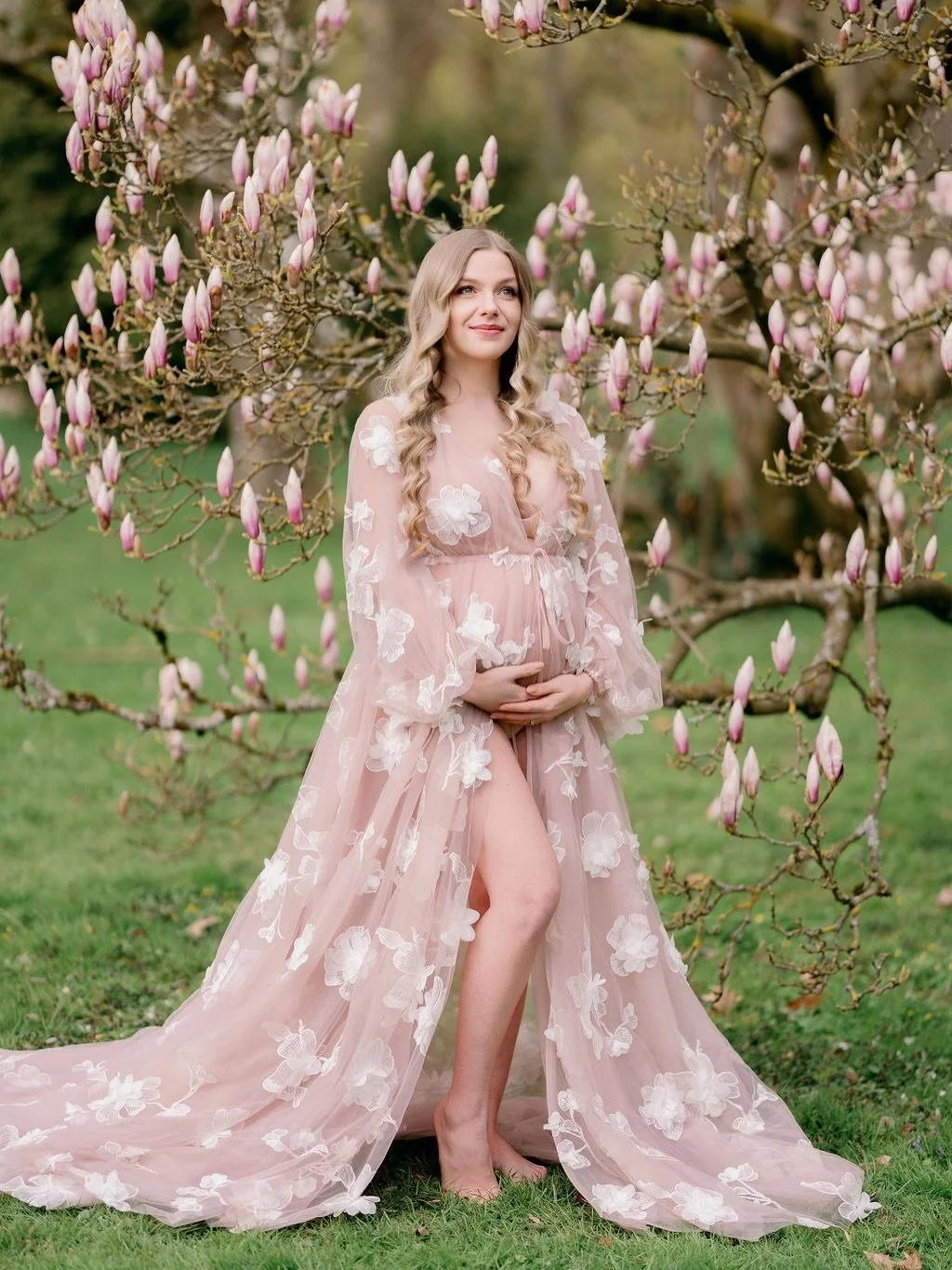 When this is your dream pregnancy and you&rsquo;ve always dreamt of a whimsical and feminine maternity shoot!🌸 It was a pleasure photographing this special moment for you @chantalmarut ! 
#maternityshootfrankfurt #babybauchshootingfrankfurt #schwang
