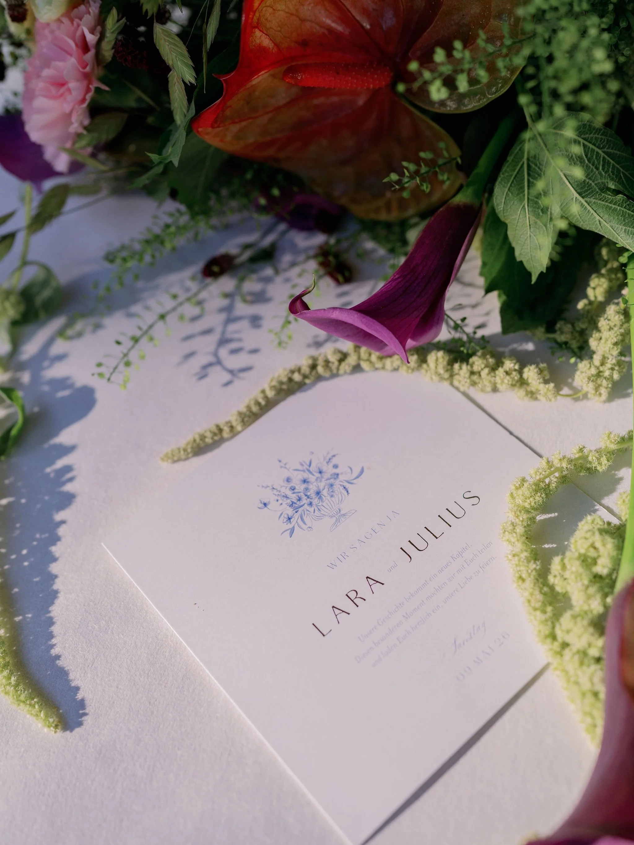 Stunning wedding from this weekend, with amazing florals. The way he looks at her🥹 the entire wedding! 
Photo: @lorenetheodora 
Florals: @bluetentraum.mainz 
Makeup: @__aybeauty_ 
Kleid: @brautkleid_bleibt_brautkleid 
.
.
.
#hochzeitsfotograffrankfu
