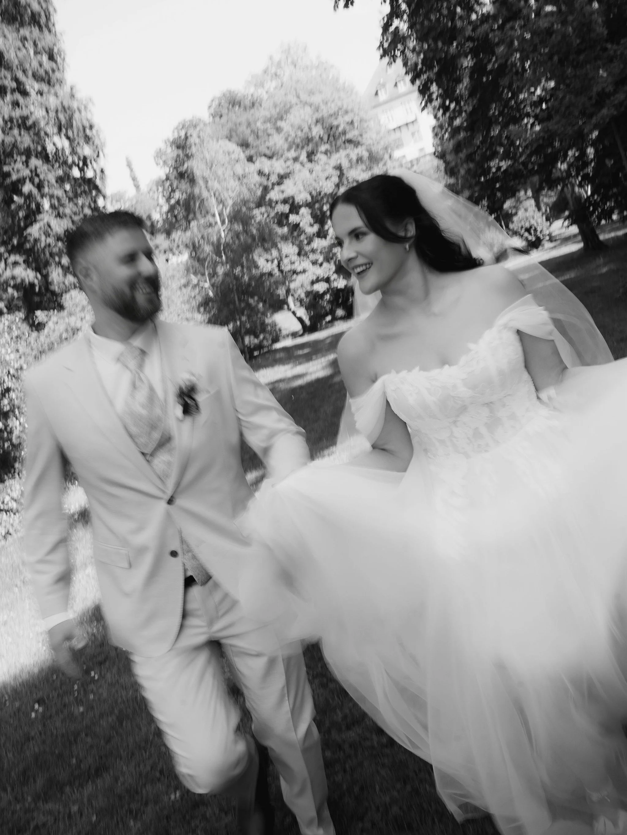 Blissful vibes⚡️✨
Beautiful wedding late spring in Bad Homburg. 
Photo: @lorenetheodora
Kleid: @brautkleid_bleibt_brautkleid 
MUA: @__aybeauty_ 
Blumen: @bluetentraum.mainz 
#hochzeitsfotograffrankfurt #fotograffrankfurtammain #weddingphotographerfra