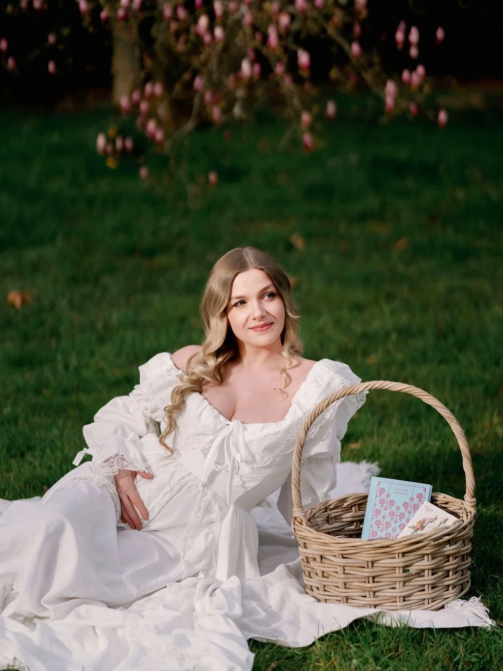 A dreamy portrait of motherhood ✨ Although my style is usually light and dreamy, but the light here was so cinematic and glowy not to tell a story in a different light while keeping it dreamy. Can&rsquo;t wait to meet your little one @chantalmarut 
#