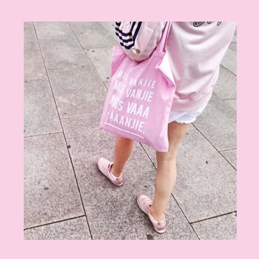 #marchmeetthemaker Day 12: In Use! 😎
Here&rsquo;s a photo of one of the Miss Vanjie bags in the wild (so exciting to see) being modelled by customer @soapsopi feeling her pink fantasy 💕. Personally rather jealous of this outfit, pink being my favou