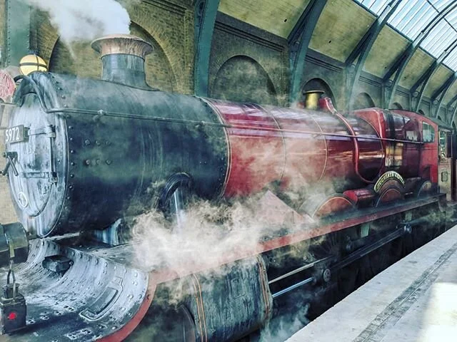9 3/4 🧙&zwj;♂️🚂 - - - by ILM
🌎
🧳
🚙
🥾
#travel #traveler #travelthroughtheworld #florida #daily #globe #travelawesome #awesome #amusementpark  #locomotive #photooftheday #photography #travelgram #instatravel #instadaily #traveling #vacation #visi