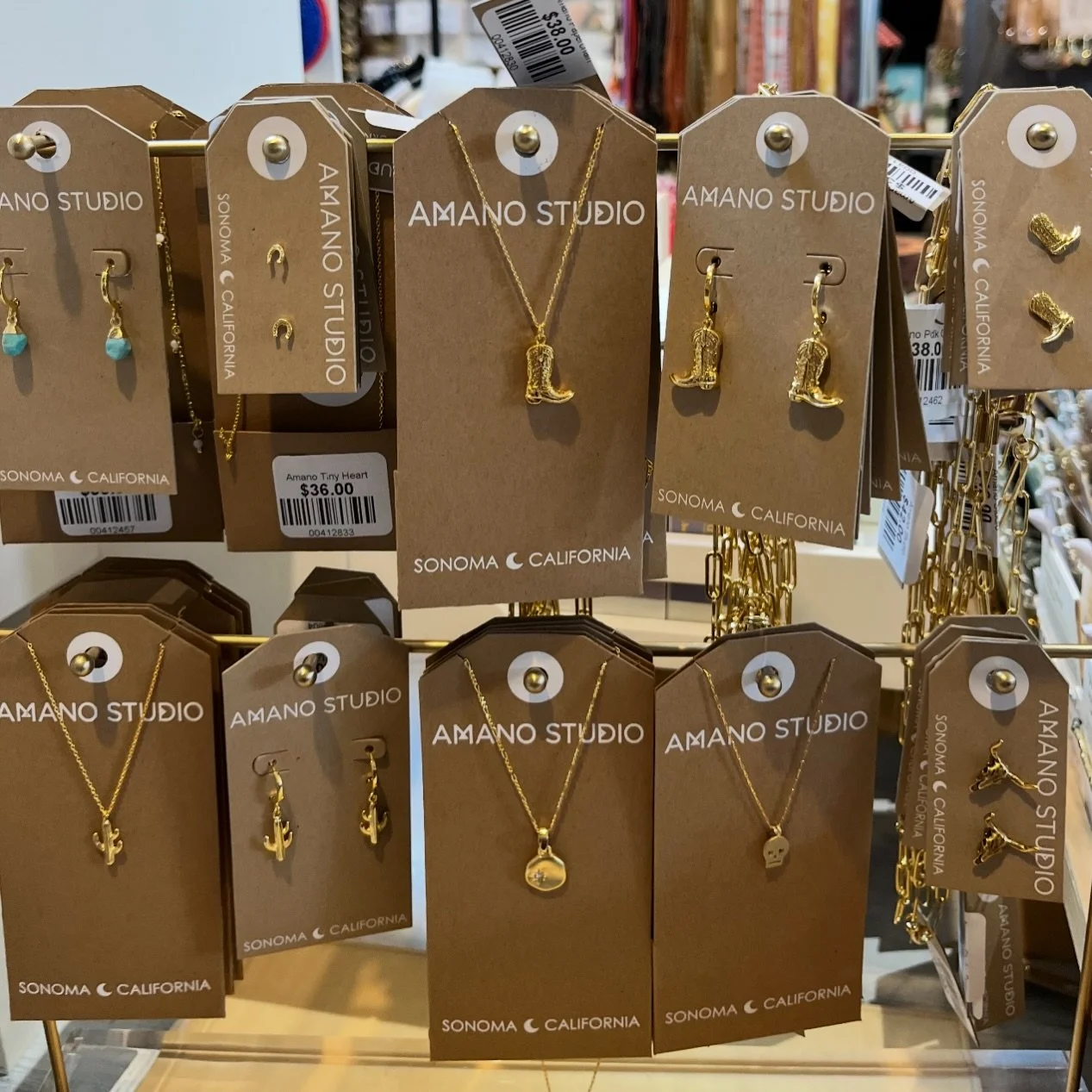 Kick those boots up! It&rsquo;s Friday. Shop 10-6 @daffevl