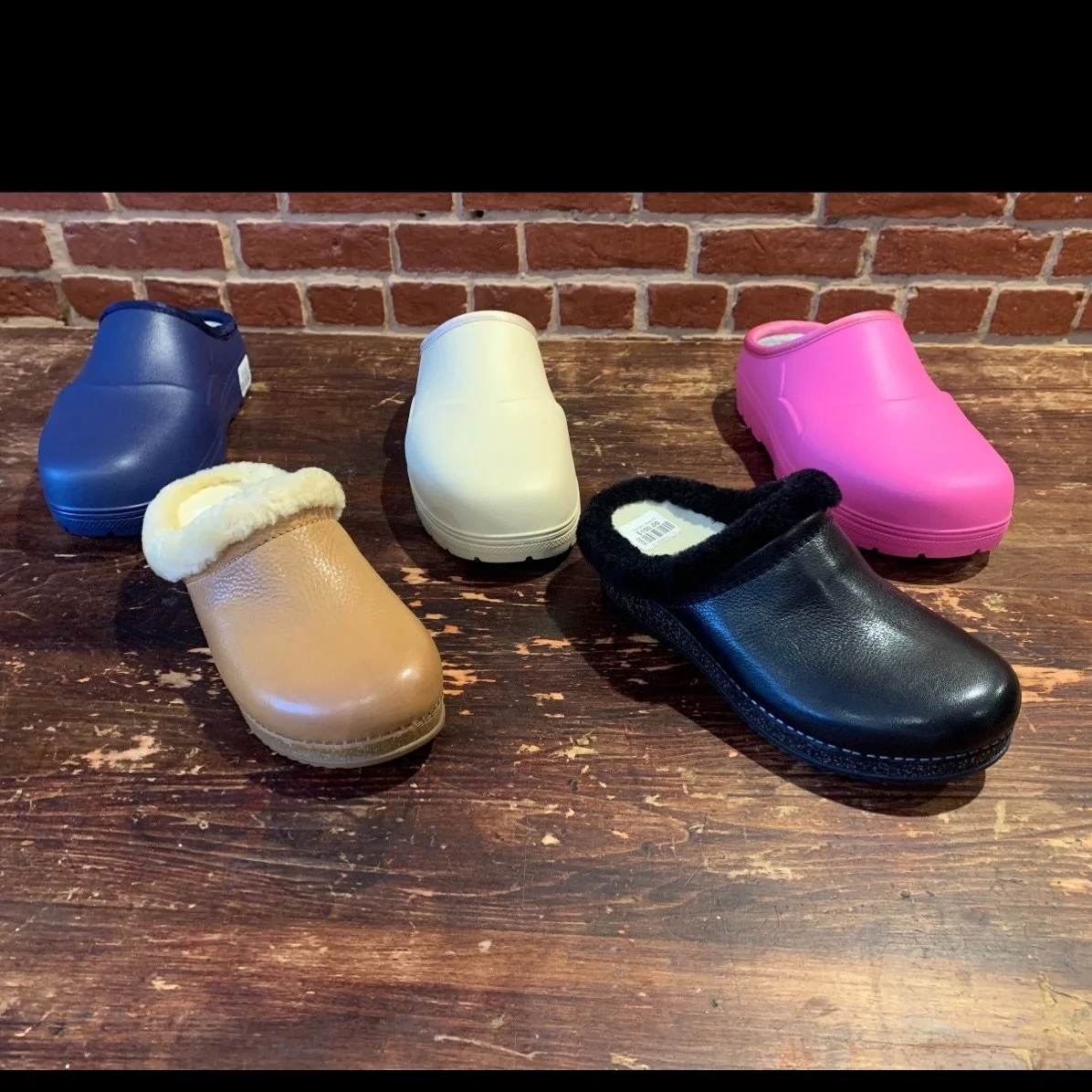 Clogs are back in a big way! Fun colors or furs? @fubukiboots @dansko