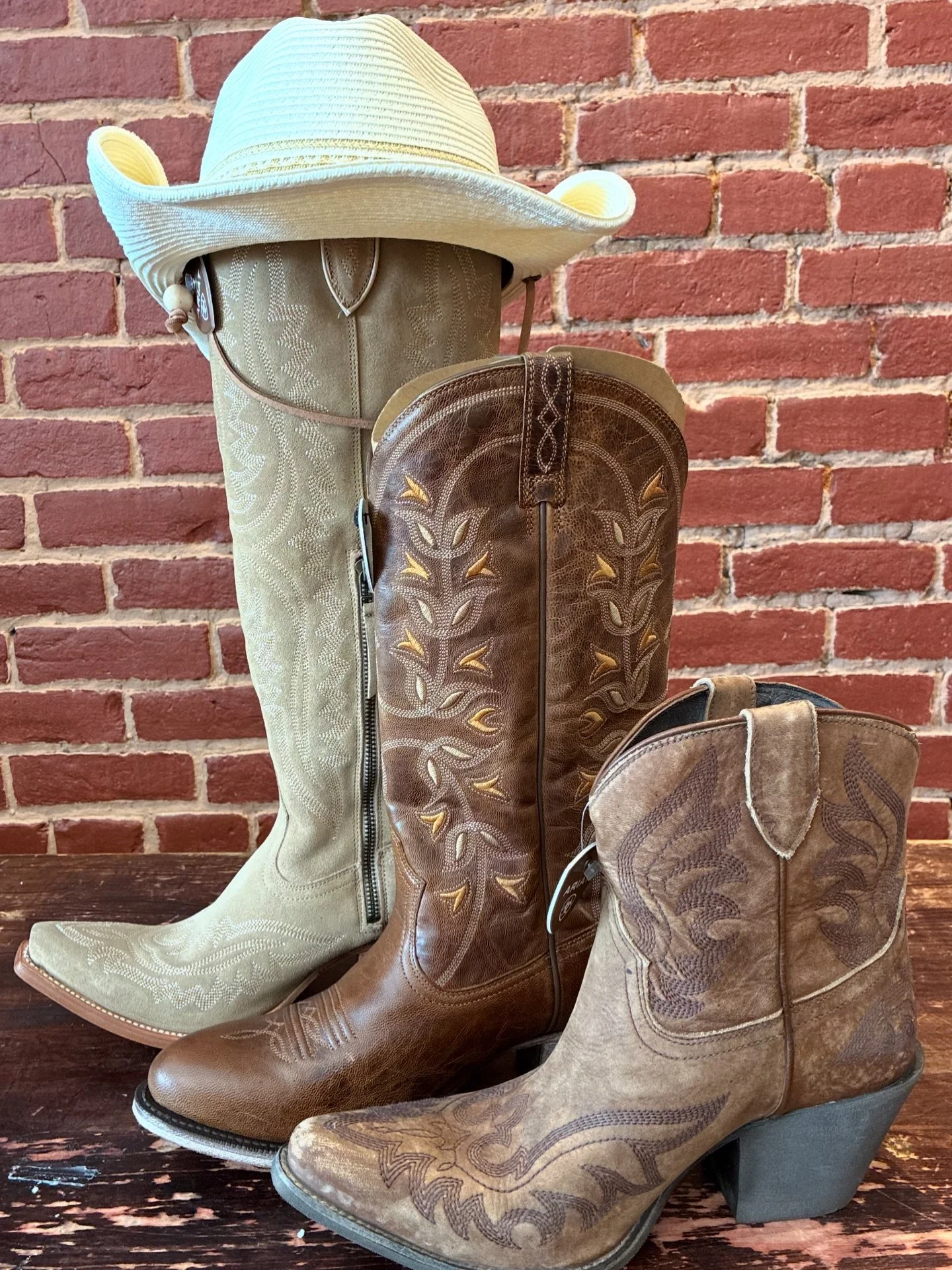 Get your cowgirl boots ready for a fun weekend in Ellicottville! @daffevl @ariatinternational @visitellicottville Nashville Nights 🤠