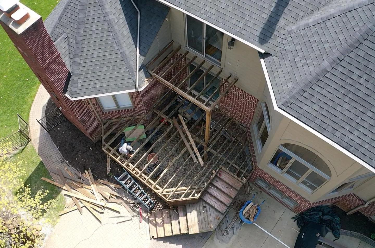 Made some progress in this deck build 💪🏼 until Michigan reminded us who&rsquo;s boss ⛈️. We got back at it as soon as the skies cleared. Stay tune for the finished product! 

#witterconstructioninc #deckbuild #timbertechpros #buildingyouabetterdayo