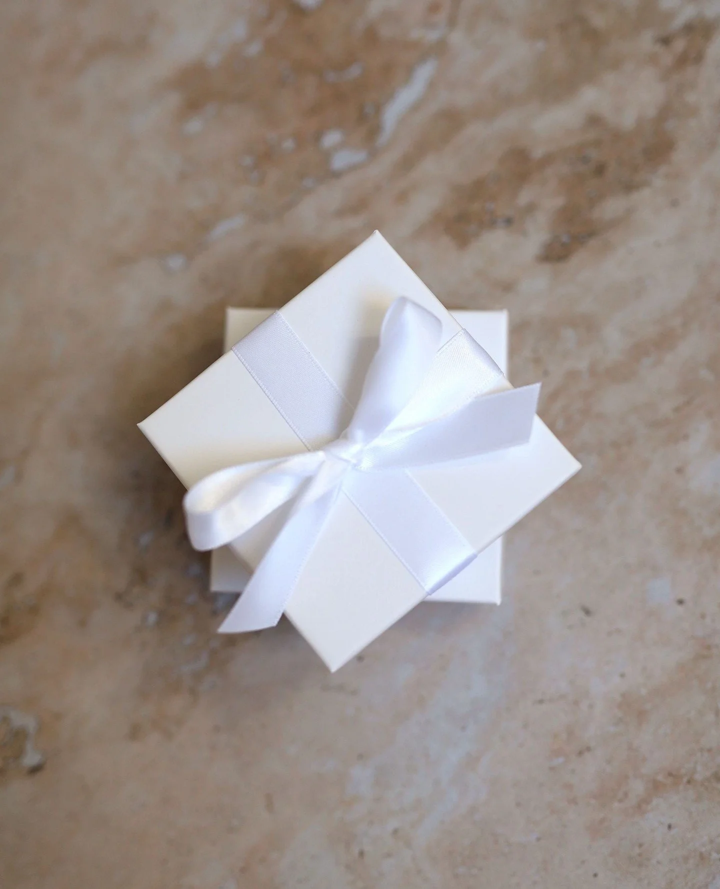 Pourquoi nos bijoux font le cadeau id&eacute;al ? 🤍⁠
⁠
1 . Ils sont intemporels et r&eacute;sistants, pens&eacute;s pour vous accompagner longtemps.⁠
2 . Ils sont fabriqu&eacute;s avec soin, dans notre atelier toulousain.⁠
3 . Ils racontent une hist