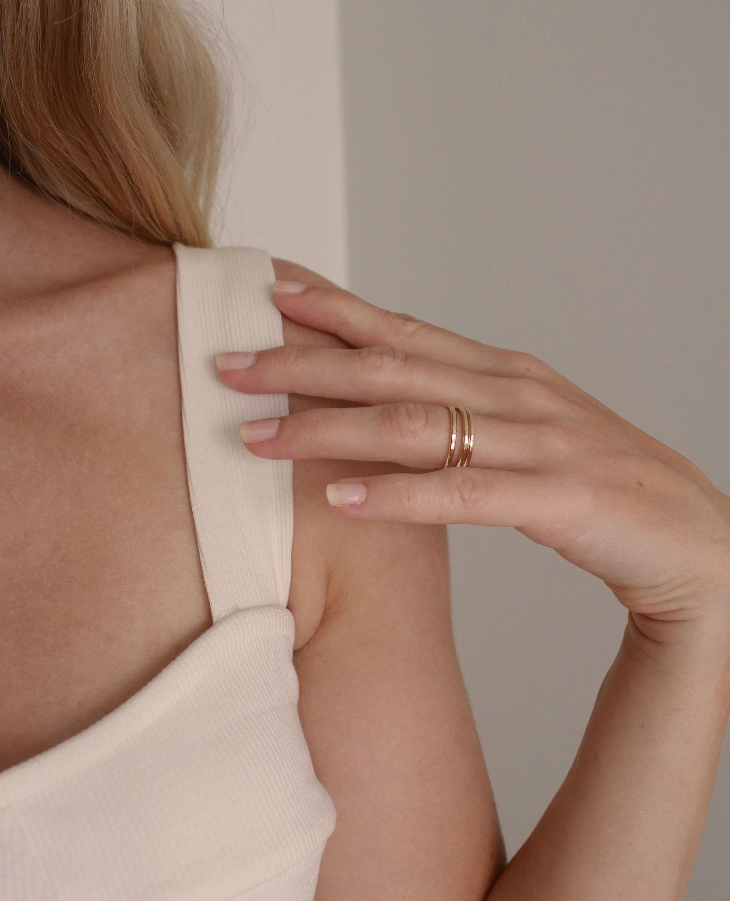 Fins, intemporels et lumineux. Nos bijoux sont pens&eacute;s pour se fondre &agrave; votre style sans jamais l&rsquo;&eacute;clipser. Comme une seconde peau, qui r&eacute;v&egrave;le qui vous &ecirc;tes avec douceur 🌸⁠
.⁠
#bijouxfins #bijouxminimali