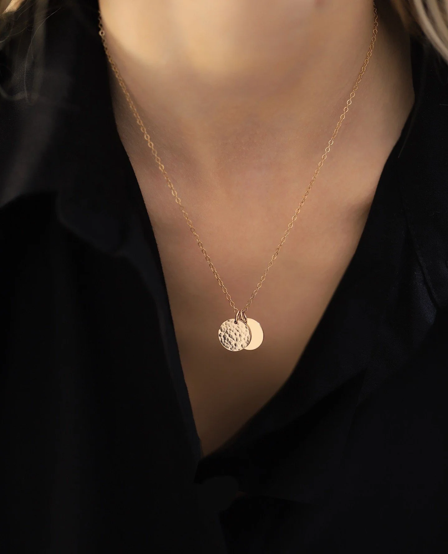 Deux m&eacute;dailles valent mieux qu&rsquo;une ❤️&zwj;🔥 Un collier, deux m&eacute;dailles : l&rsquo;une martel&eacute;e, l&rsquo;autre lisse. J&rsquo;adore jouer sur les textures et les contrastes pour donner du relief &agrave; une pi&egrave;ce tou