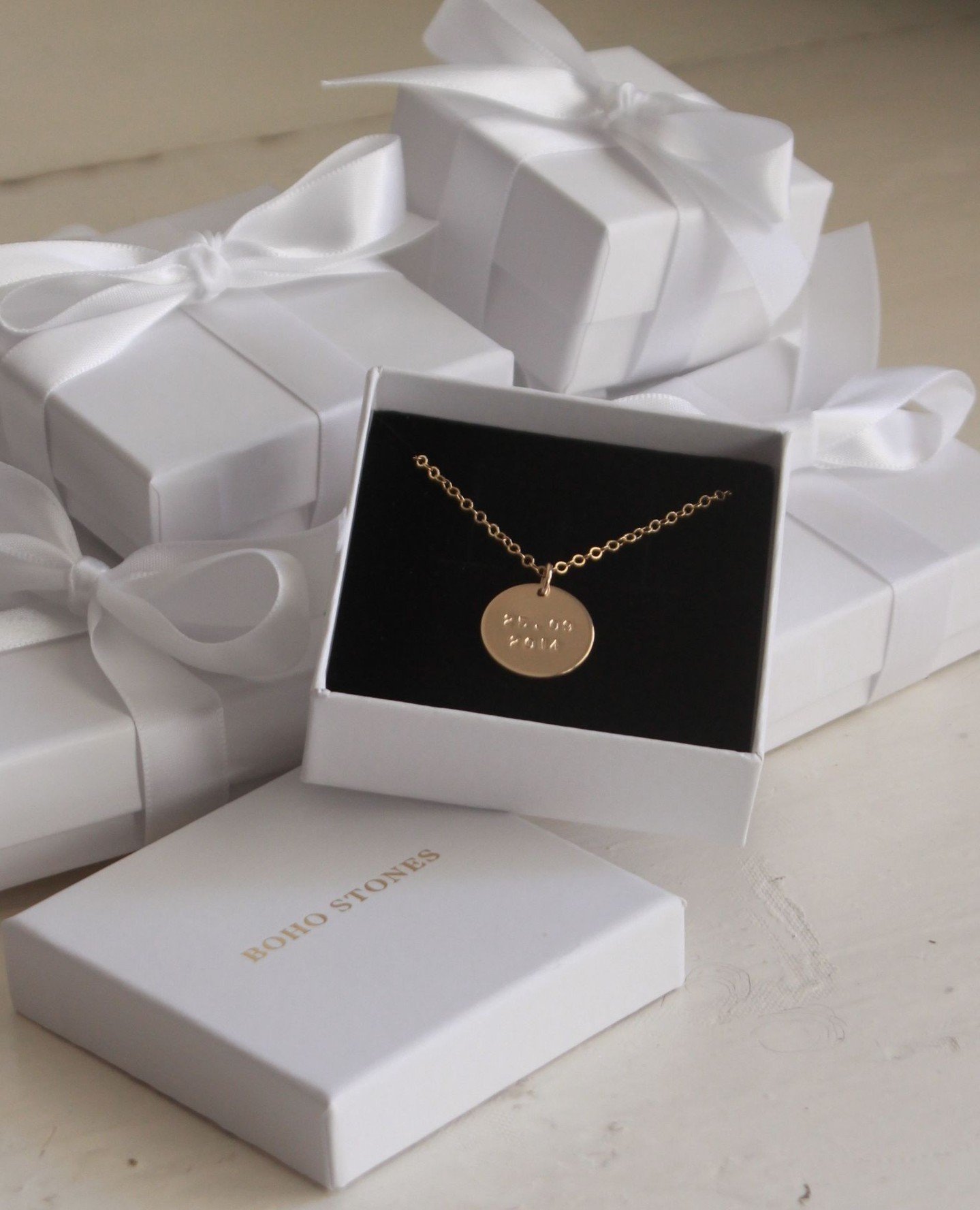 Jusqu'&agrave; No&euml;l vos &eacute;crins sont emball&eacute;s d'un joli n&oelig;ud, pr&ecirc;t &agrave; &ecirc;tre gliss&eacute; sous le sapin 🎄🎁⁠
⁠
✨ Livraison offerte d&egrave;s 100&euro; d'achat ⁠
✨ Emballage cadeau offert ⁠
✨ Retours prolong&