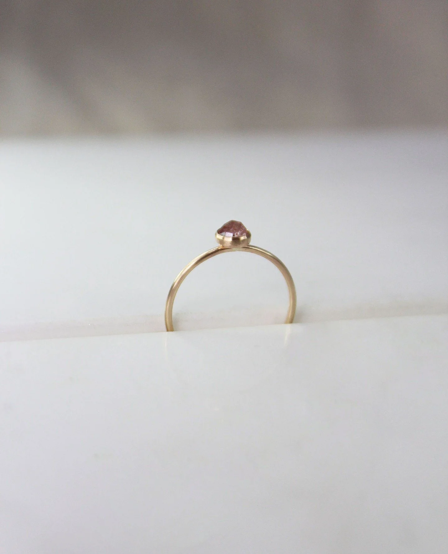 Un petit gri-gri porteur de sens sous le sapin 🎄 Nos bagues empierr&eacute;es sont de petits talismans, serties d&rsquo;une des 14 pierres que je propose. Chacune a son caract&egrave;re, son &eacute;nergie. ⁠
⁠
Laquelle sera la v&ocirc;tre ? ✨⁠
.⁠
#