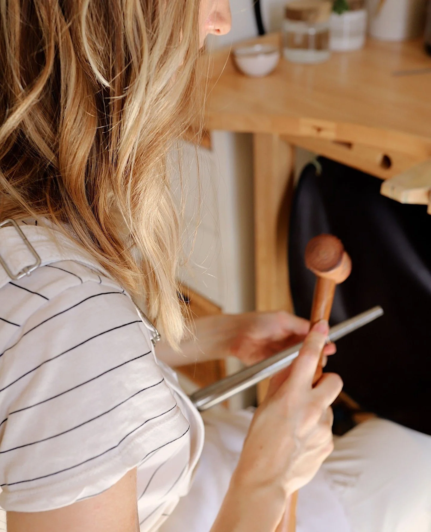 Si vous en doutiez, tous nos bijoux sont fabriqu&eacute;s &agrave; la main &agrave; l&rsquo;atelier. Commandez avant le 18 d&eacute;cembre pour &ecirc;tre s&ucirc;r d&rsquo;avoir votre bijou sous le sapin 🎄⏰⁠
⁠
✨ Livraison offerte d&egrave;s 100&eur