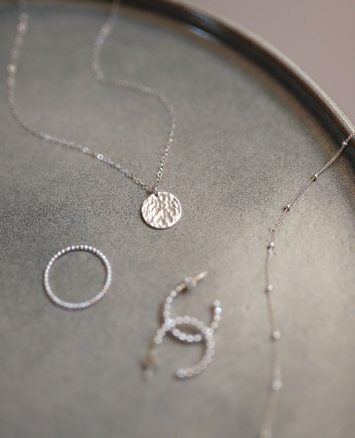 Mais ouiii, nos bijoux existent aussi en argent, pour celles qui pr&eacute;f&egrave;rent la clart&eacute; du m&eacute;tal. Une option sobre et lumineuse ✨⁠
.⁠
#bijouxargent #argent925 #bijouxcreateur #bijoufaitmain #createurfrancais #bohostones #slow