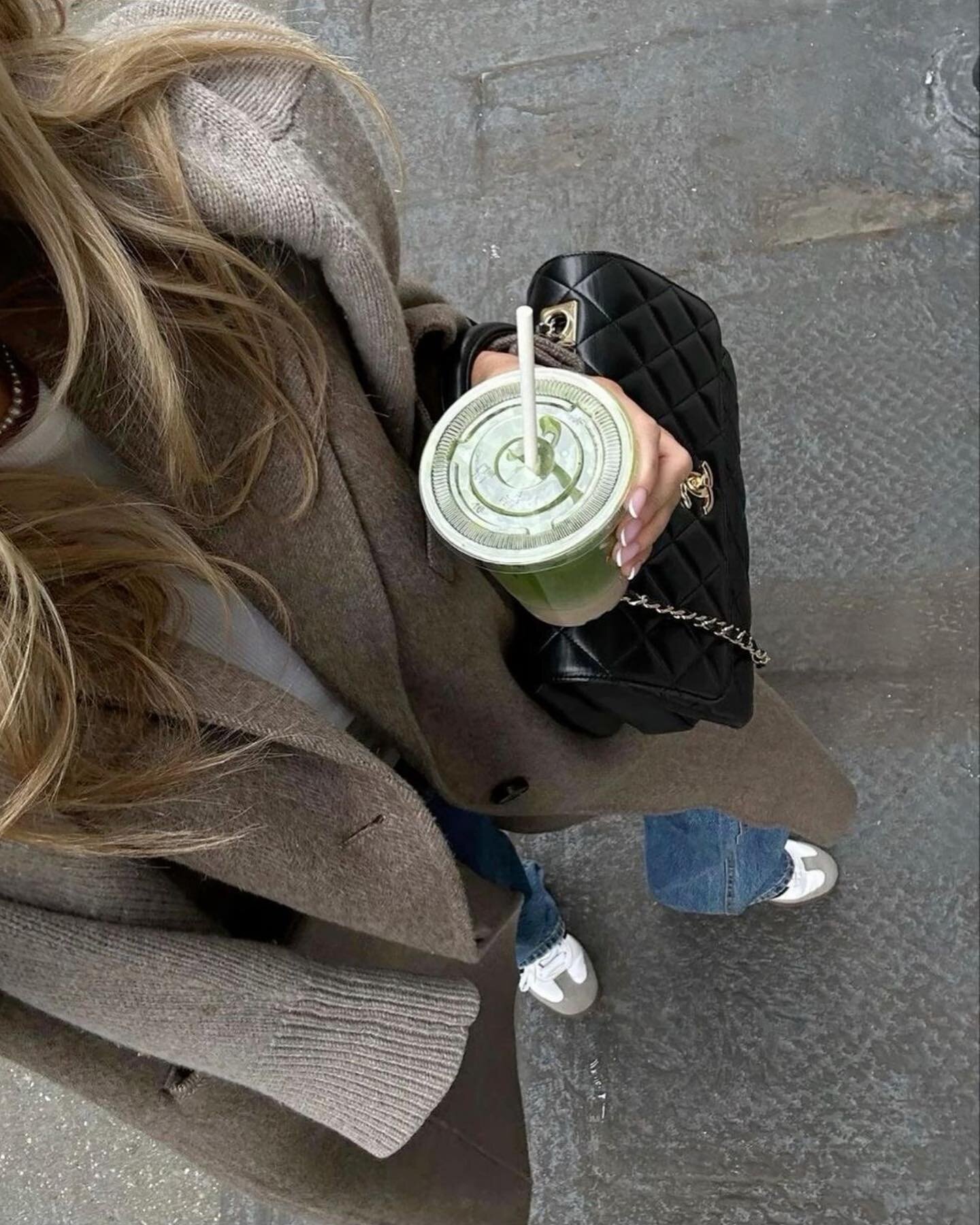There's something about starting a cozy Fall morning with our oat hazelnut matcha 🍂🤎
.
Il y a quelque chose d'agr&eacute;able &agrave; commencer les matin&eacute;es d'automne avec notre matcha avoine-noisette 🍂🤎