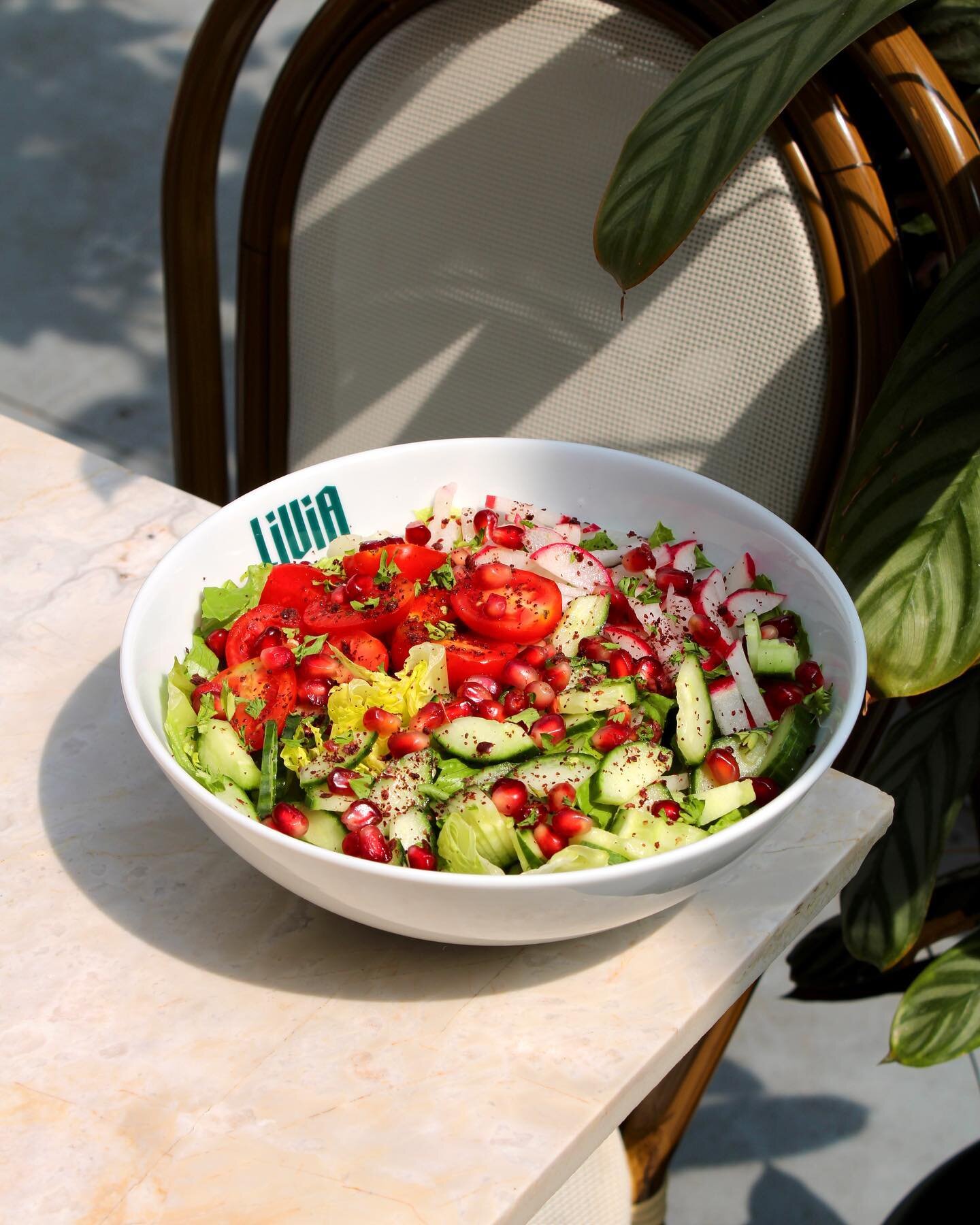 Tastes like we don&rsquo;t want summer to end 🥗 Our Fattoush is packed with color, flavor and nutritious ingredients like radish, sumac, pomegranates, mint, cucumber and more! Literally summer in a bol.
.
Si l'&eacute;t&eacute; &eacute;tait une sala