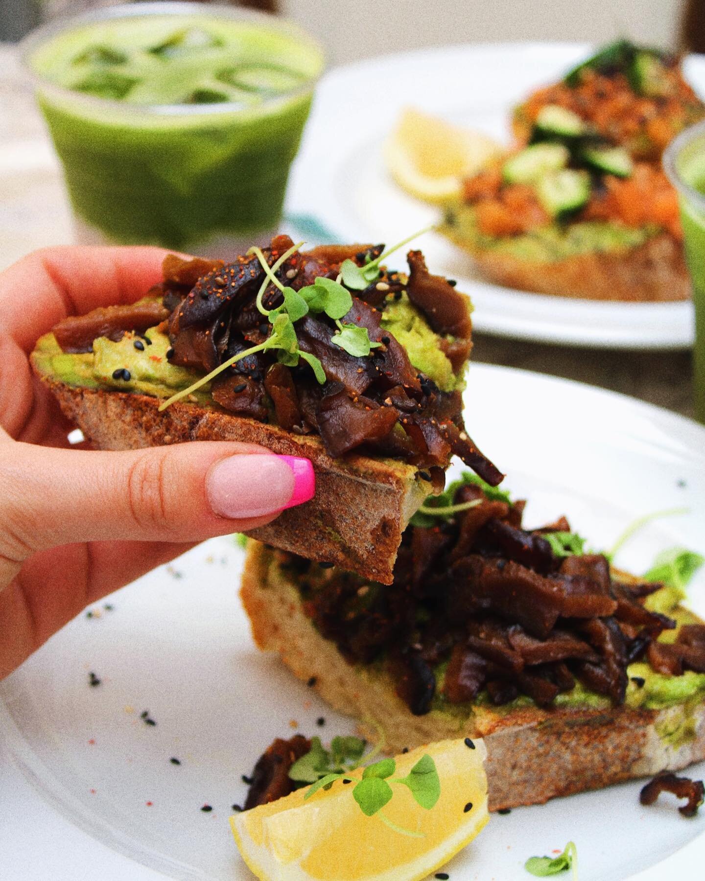 Livia Insider Tip: Add our marinated shiitake to your avo toast order for an extra sweet and tangy flavor. You won't regret it 🥑
.
Conseil de Livia: Ajoutez notre shiitake marin&eacute; &agrave; votre toast &agrave; l'avocat pour une saveur sucr&eac