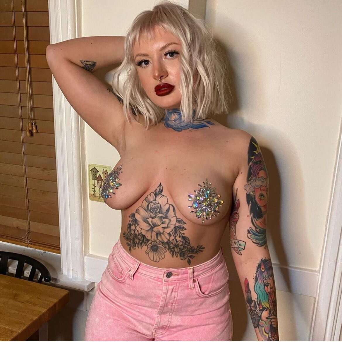 Just a casual Saturday outfit from @haypinz Time for some self love for what is under those oversized sweaters 💗

#selflove #selfcare #saturdayoutfit #girlswithtattoos #hotgirl #fashionstyle #rhinestones #rhinestonebra #lingerie #saturdaymood #tatto