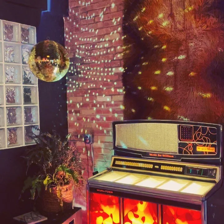 I&rsquo;m such a sucker for vintage inspired spaces. ❤️ this place. Try their Meatloaf Melt. @wonderkidatl 

#atlanta #intownatlanta #reynoldstown #atlantafoodies #meatloaf #intownliving #atlantarestaurants #vintagestyle #vintageinteriors #discoverat