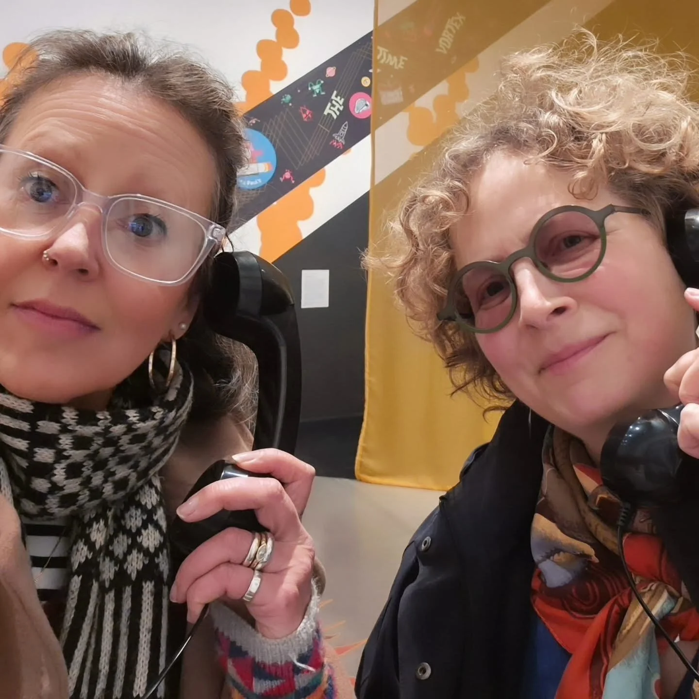 Hello, are you on a writing retreat with dear lovely @poetalicewillitts? yes I am, she calls it an 'alongsiding' and there are many words and much chat ☎️ better than going alone -  recommend 👍🏼