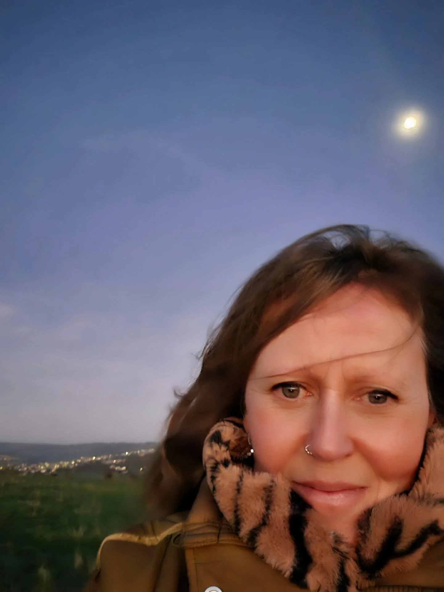 Here's me ole mug and the moooon up at The Toots lit by the last sunset of 25 wishing yours a truly happy, hopeful new year. Thanks to you lot my feed is full of poets, artists, musicians, makers, singers, dancers and folk doing interesting things, s