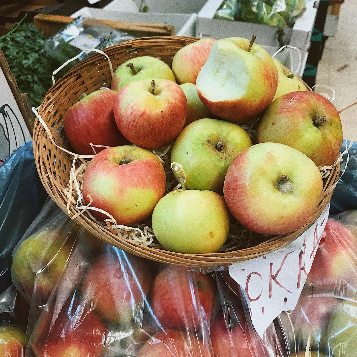 These old English apples smell so good! Such a strong smell of apple flavoured sweets that I&rsquo;ve never actually noticed before with other apples 🍏 They&rsquo;re relatively soft apples and juicy, just &pound;1.50 for a 1kg bag!