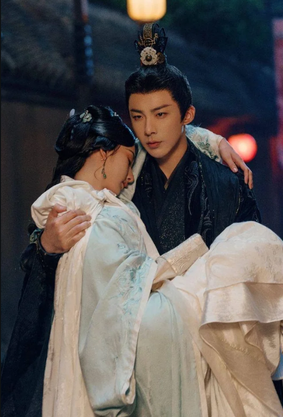 Screenshot from  historical drama The Prisoner of Beauty of Lord Wei Shao carrying Manman in the rain