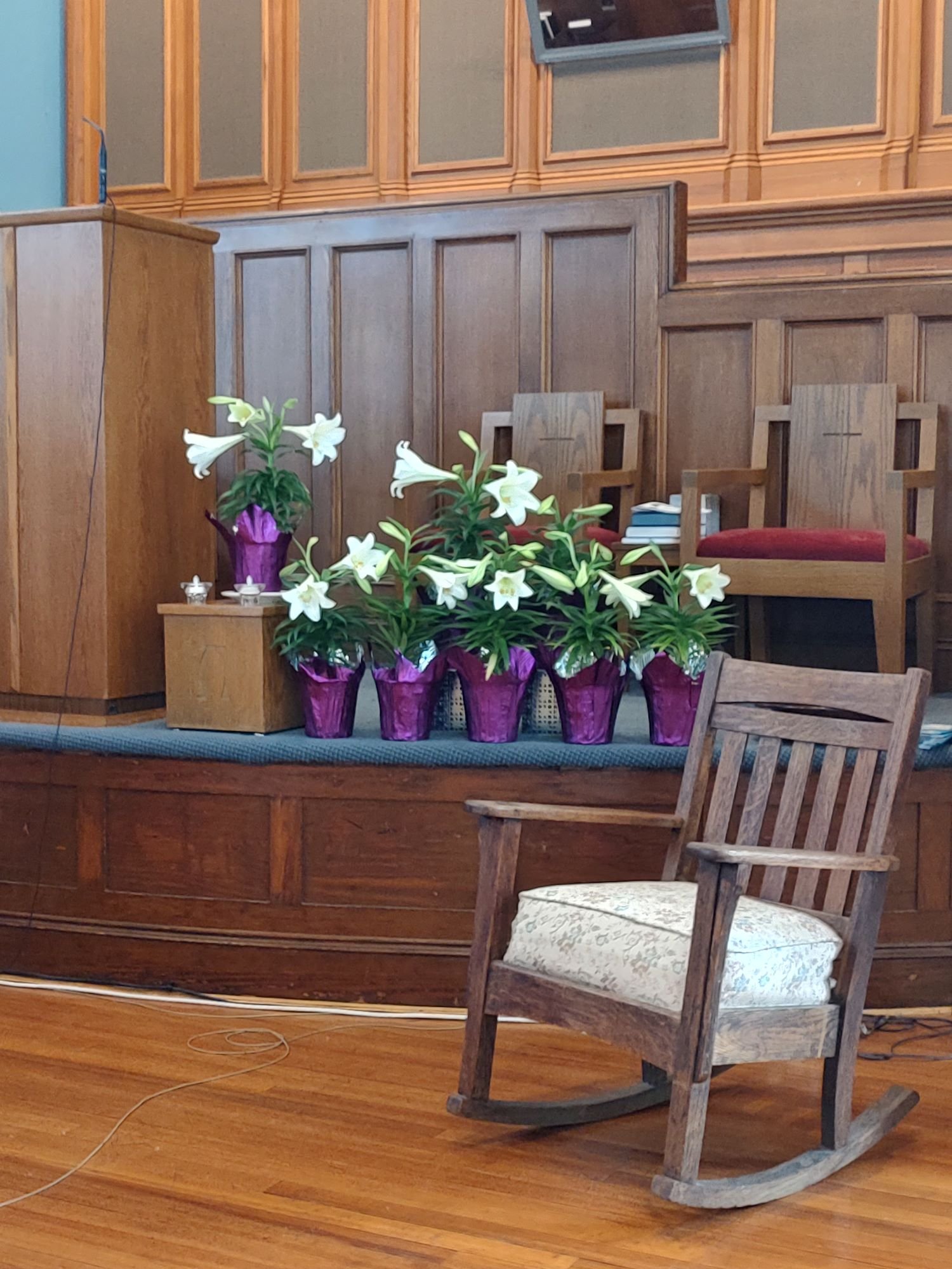 Lilies_and_pulpit.jpg