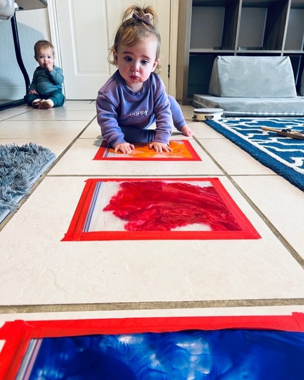  Art for everyone! Our youngest Havenwood students get to explore their sense of touch while learning about geometry and colors with this creative and mess free activity! 🎨 