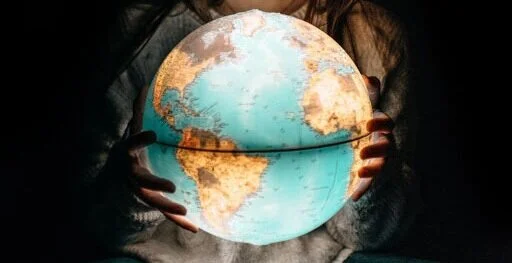 Sociedades estáveis e sociedades de crise diante da pandemia