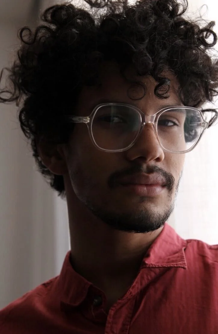 “ILHAS DE CALOR” entre muros e vagões com Ulisses Arthur