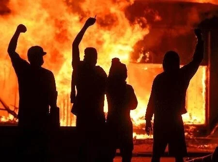 O mundo se despedaça ou o apocalíptico mundo negro