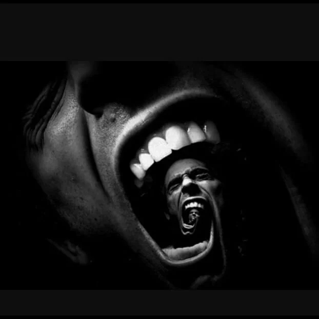 Lá vai (MAIS) um corpo estendido no chão