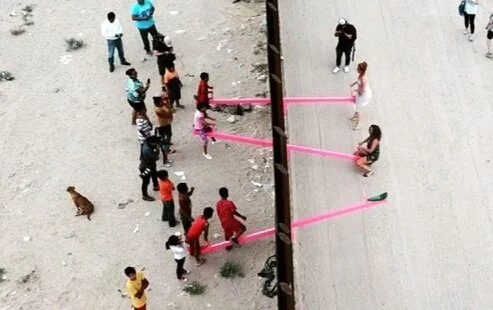 O que ensinam as crianças num mundo em crise?