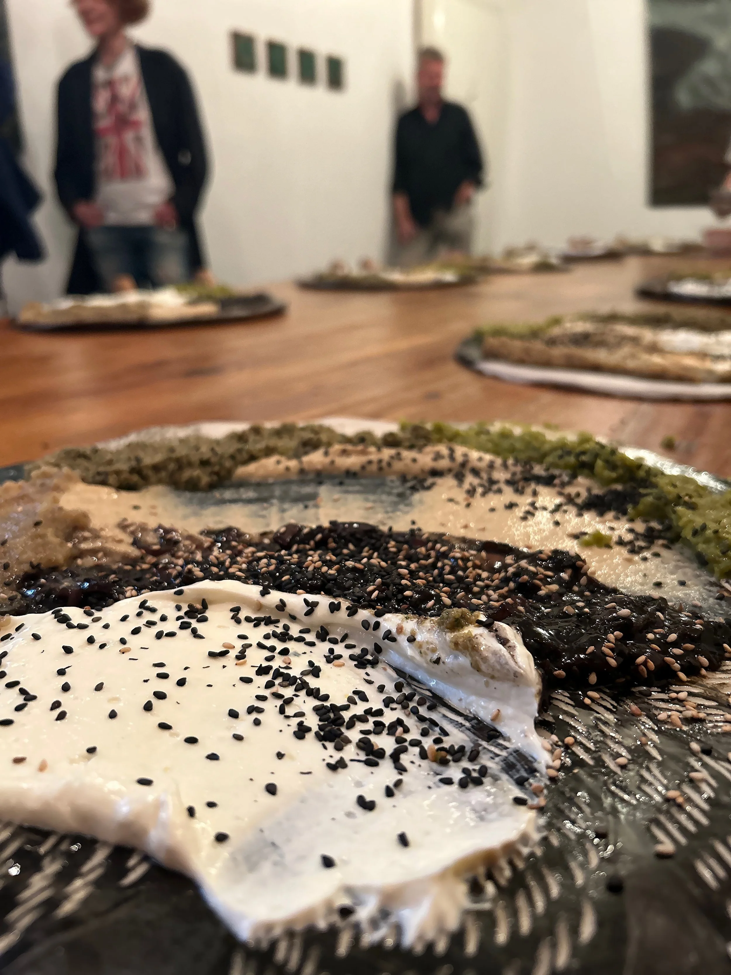  TOPOGRAPHIE . TASTY LANDSCAPE  Zuzanna Skiba arbeitet an einem Werkkomplex, welcher auf Erinnerungen, wie auch auf konkreten Erlebnissen basiert. Oft entstehen serielle Arbeiten und sind Beispiele für mentale Kartographie. Es sind innere wie äussere