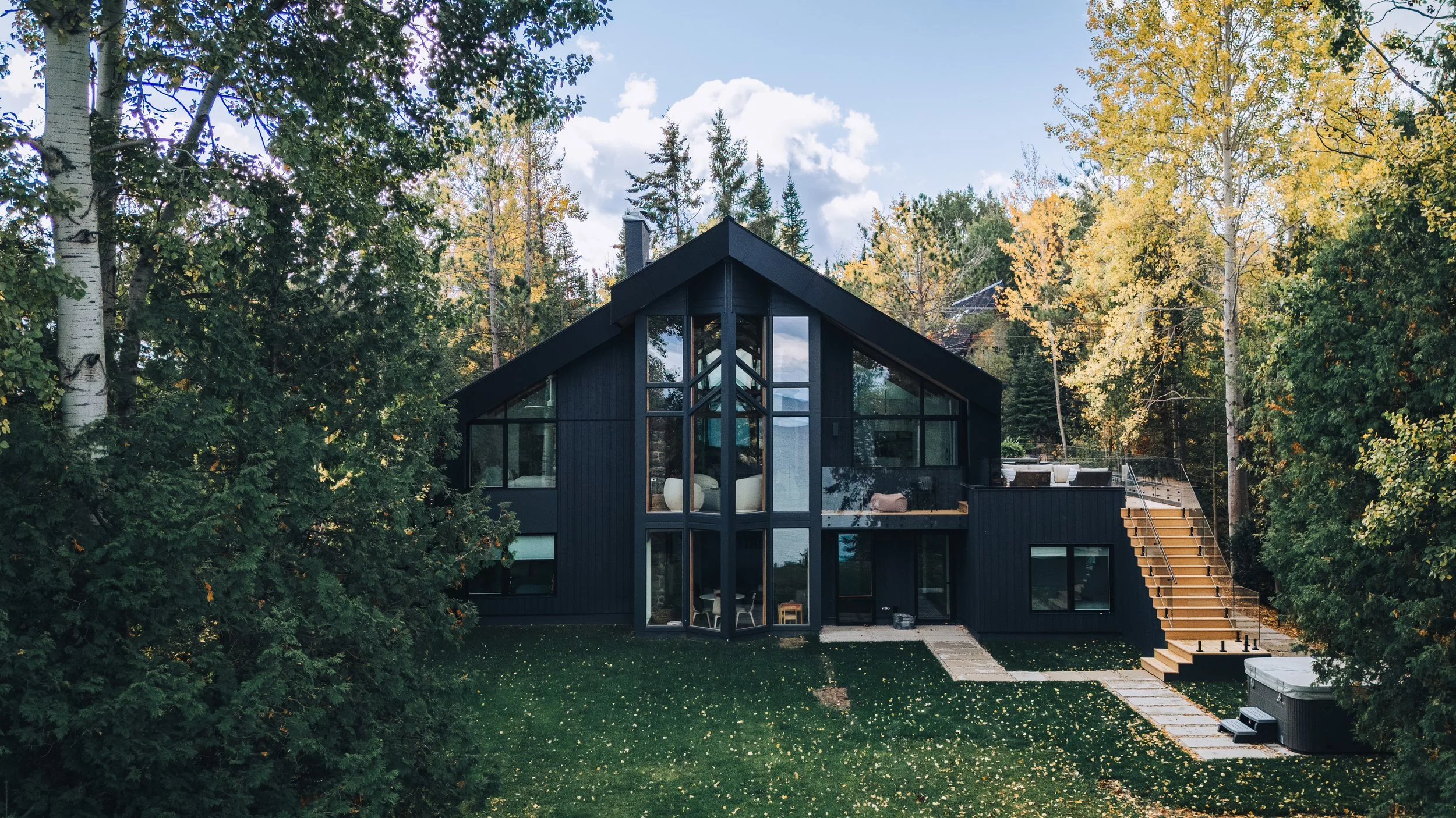 Lakeside Chalet (click for more)