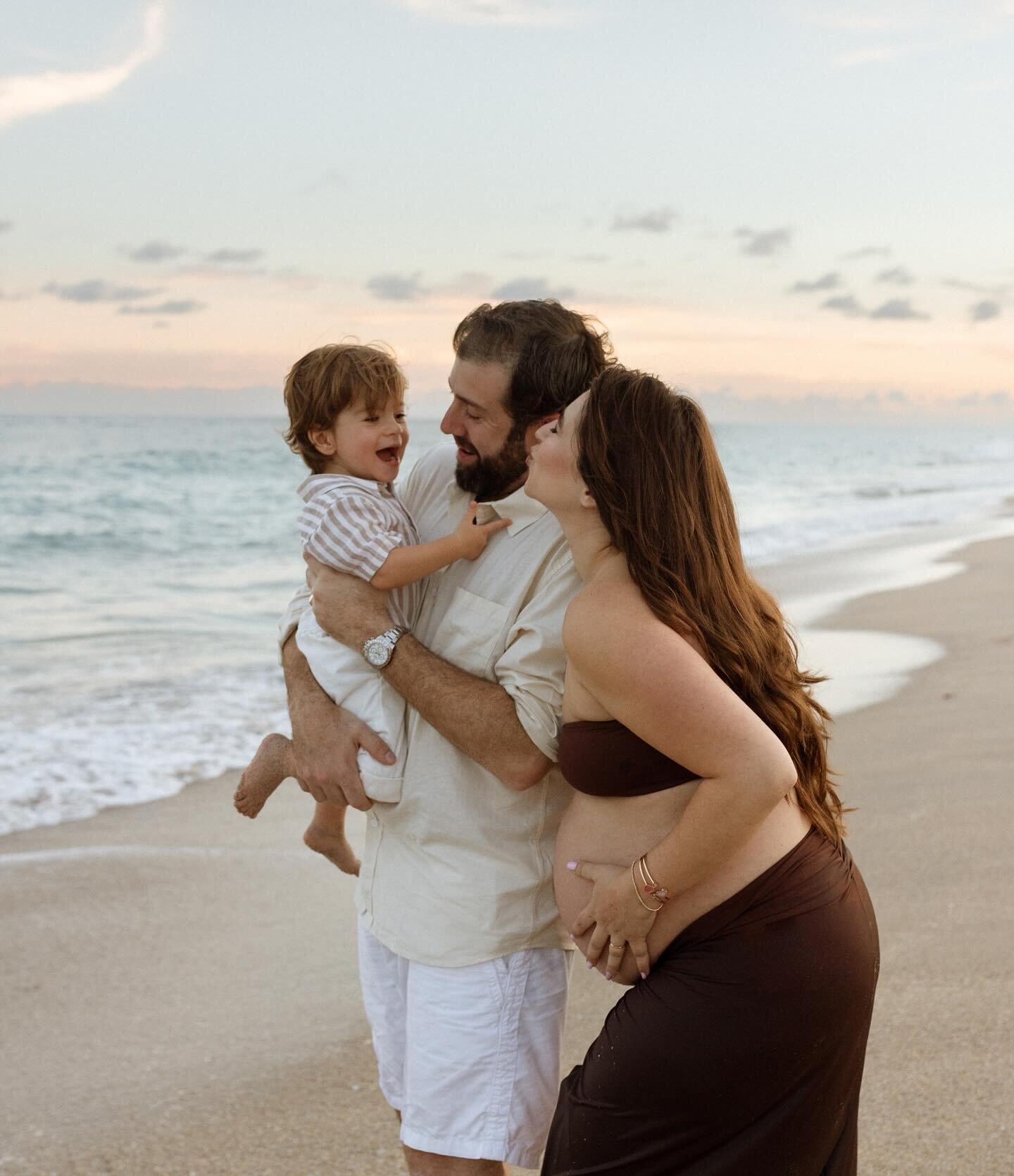 First post of 2024. 🫶🏻 Sogand&rsquo;s maternity session was one of my last in Palm Beach last year and we ended up with the most beautiful sunset. I&rsquo;ll never forget it. 

&bull;
&bull;
&bull;
&bull;
#pensacolabeach #pensacolamaternityphotogra