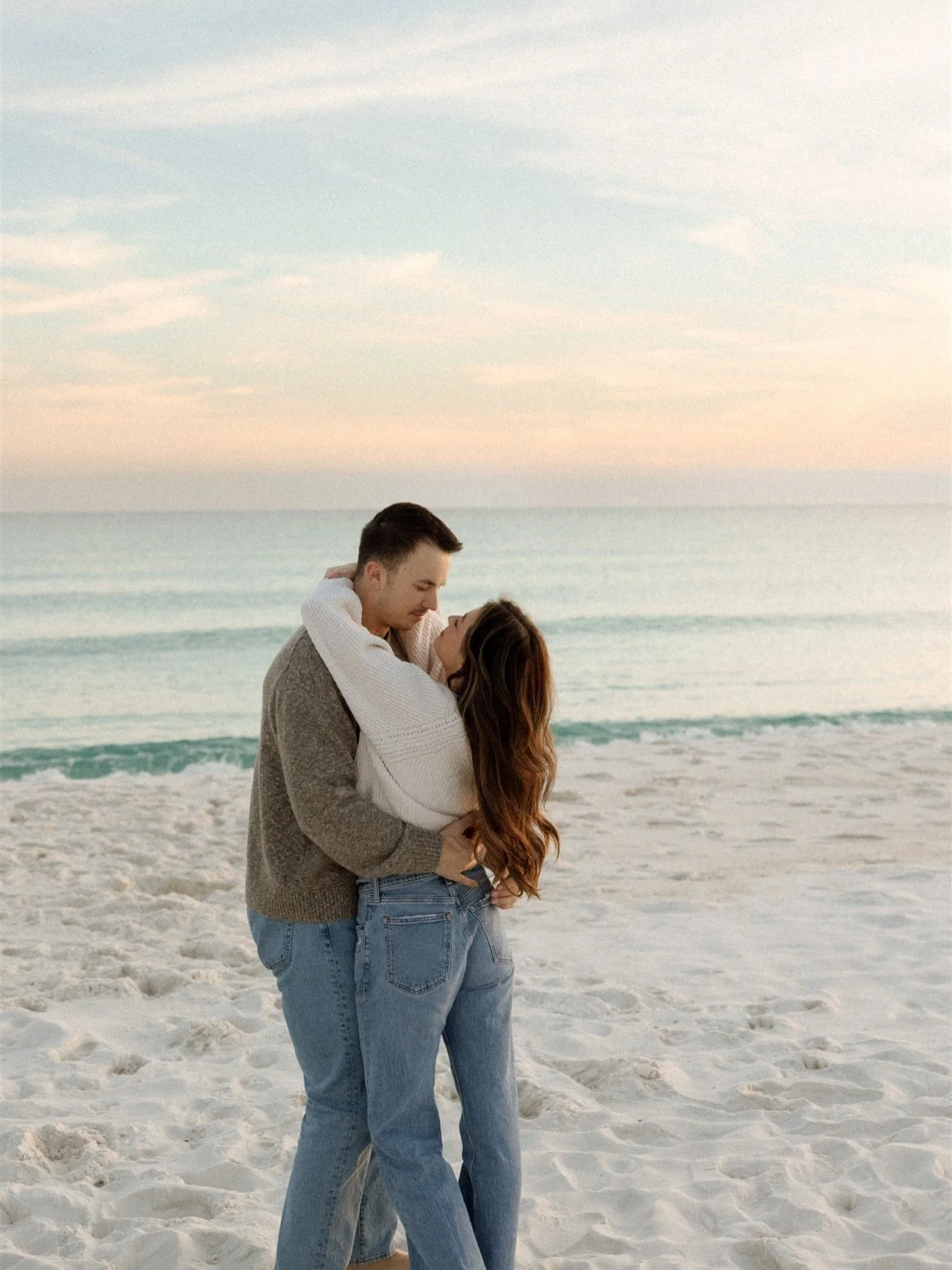 The Coleman fammmmm 🌲❤️ 
Cozy at the beach for the holidays as the good lord intended 😌
And can we hear it for @sarahcolemanphoto s insanely cute Christmas on the coast beach set up this year?? I meannnnn
