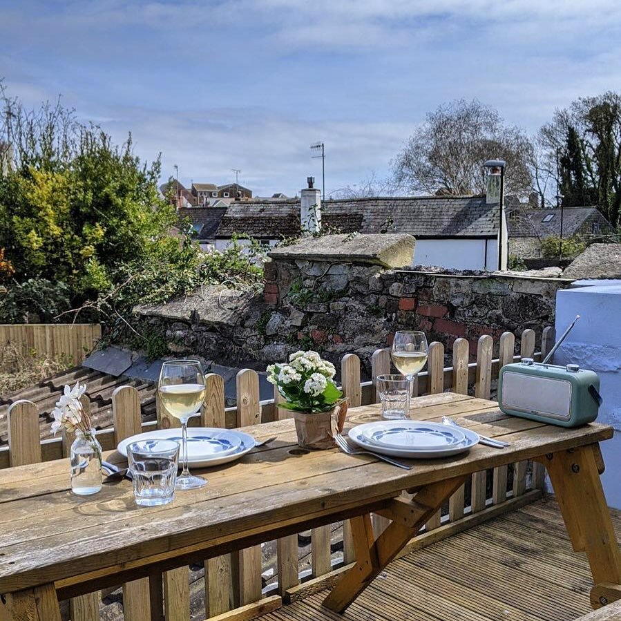 Lym River Cottage garden 🍽️🌤️
Al fresco ready, it&rsquo;s been so long.
Are we ready?

📷 @___the_space___ 
#holidaycottage #alfresco #summeriscoming #lymeregisstays #boutiquestays #seaside