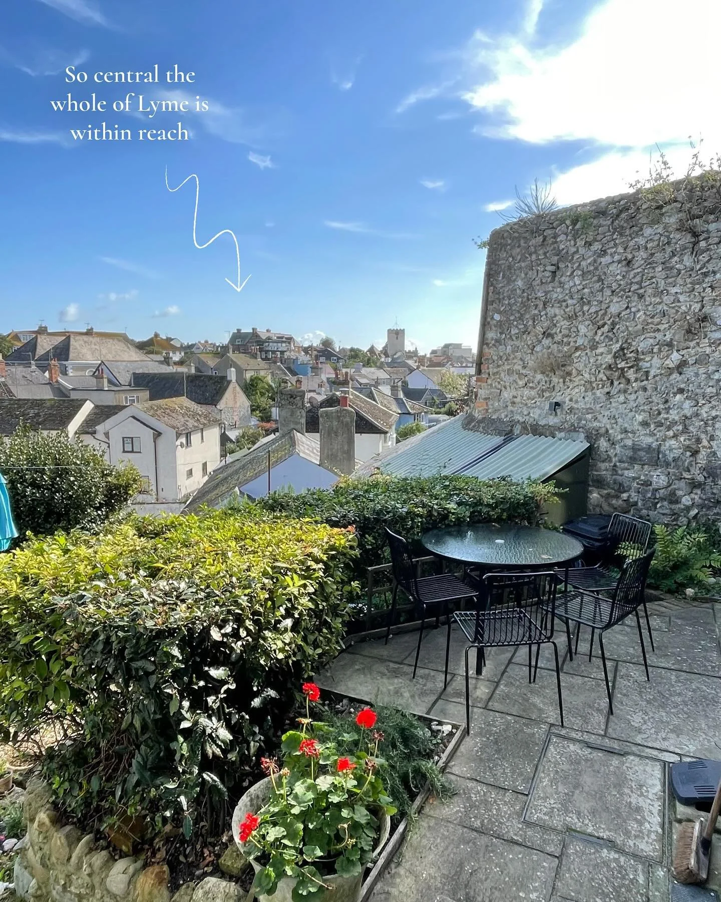 Meet Seahorse Cottage: nearly 250 years of history meets modern comfort, sleeps 4. Nestled in the heart of Lyme Regis Old Town, enjoy sunrise sea views from a cosy master bedroom, wander the charming Sherborne Lane, or relax by the log burner in the 