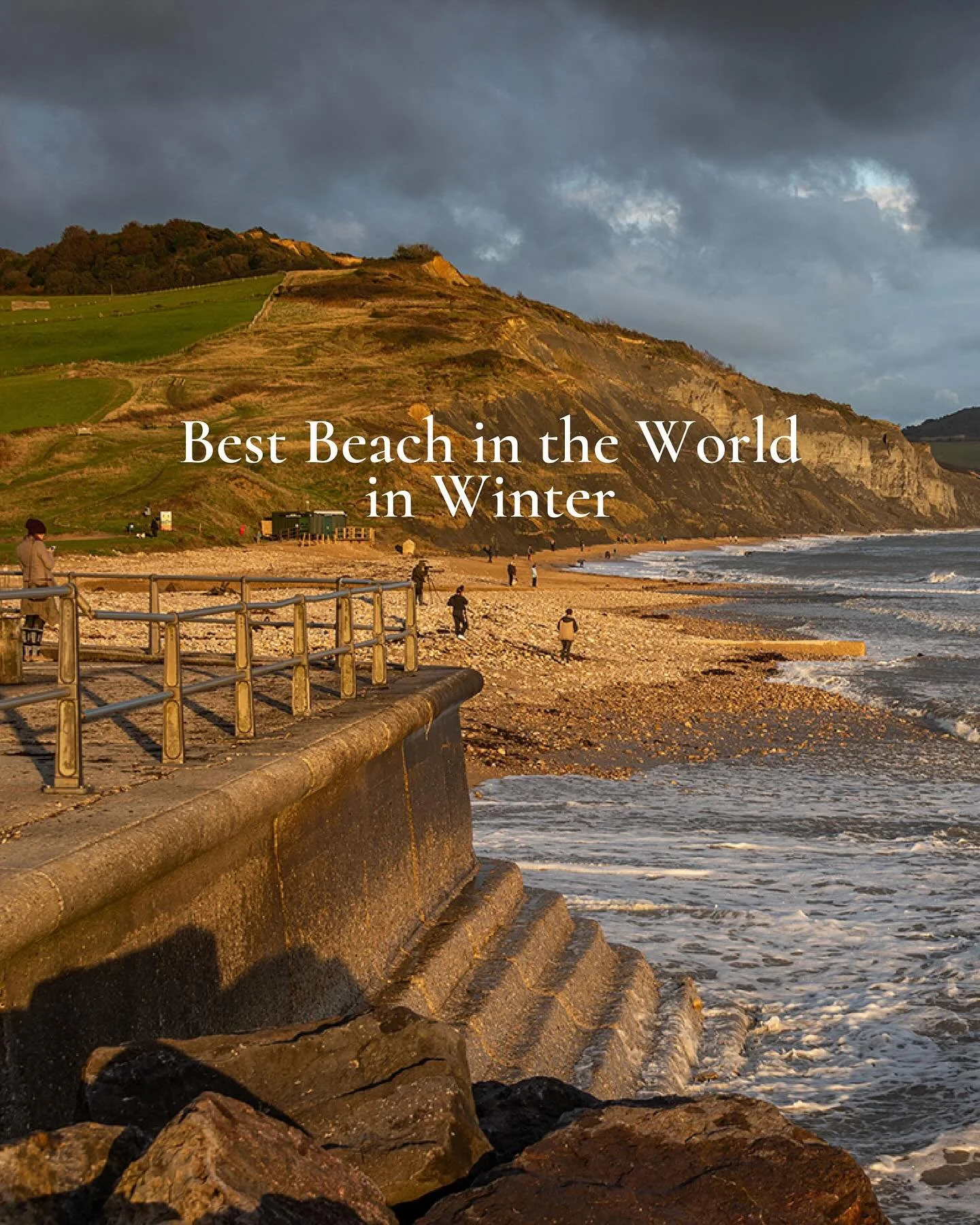 Soft sand, rolling waves, and jaw-dropping views 🌊✨ Charmouth has been called the best Winter beach in the world and it&rsquo;s just a stone&rsquo;s throw from Lyme Regis. 
Time to wander, unwind, and let the coast work its magic.

@jamesloveridgeph