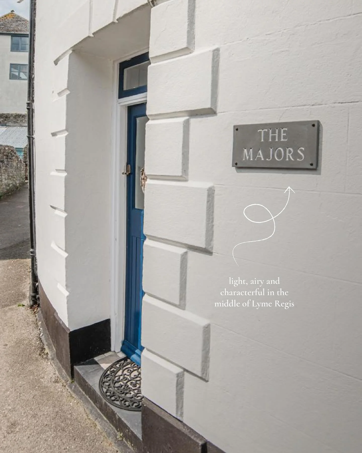 Meet The Major&rsquo;s Cottage 🏡✨ 
A light, airy 1-bedroom retreat for 2 in the heart of Lyme Regis. Nestled beside the babbling River Lym, it&rsquo;s just minutes from the beach, artisan shops, and the high street. 
Enjoy cosy nights in with a full