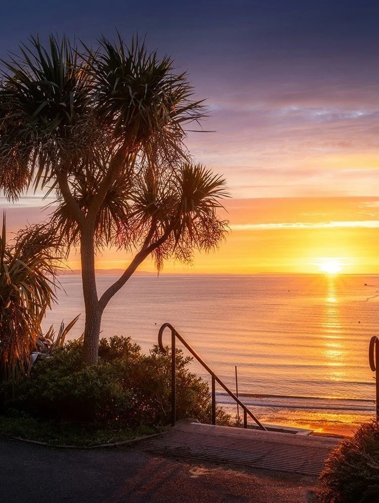 Even as the days grow shorter, Lyme Regis has a magic all of  it&rsquo;s own ✨ 
From cosy stays to windswept cliffs, there&rsquo;s beauty everywhere this autumn and winter - take a look for yourself at some of our favourite moments! 

@jamesloveridge