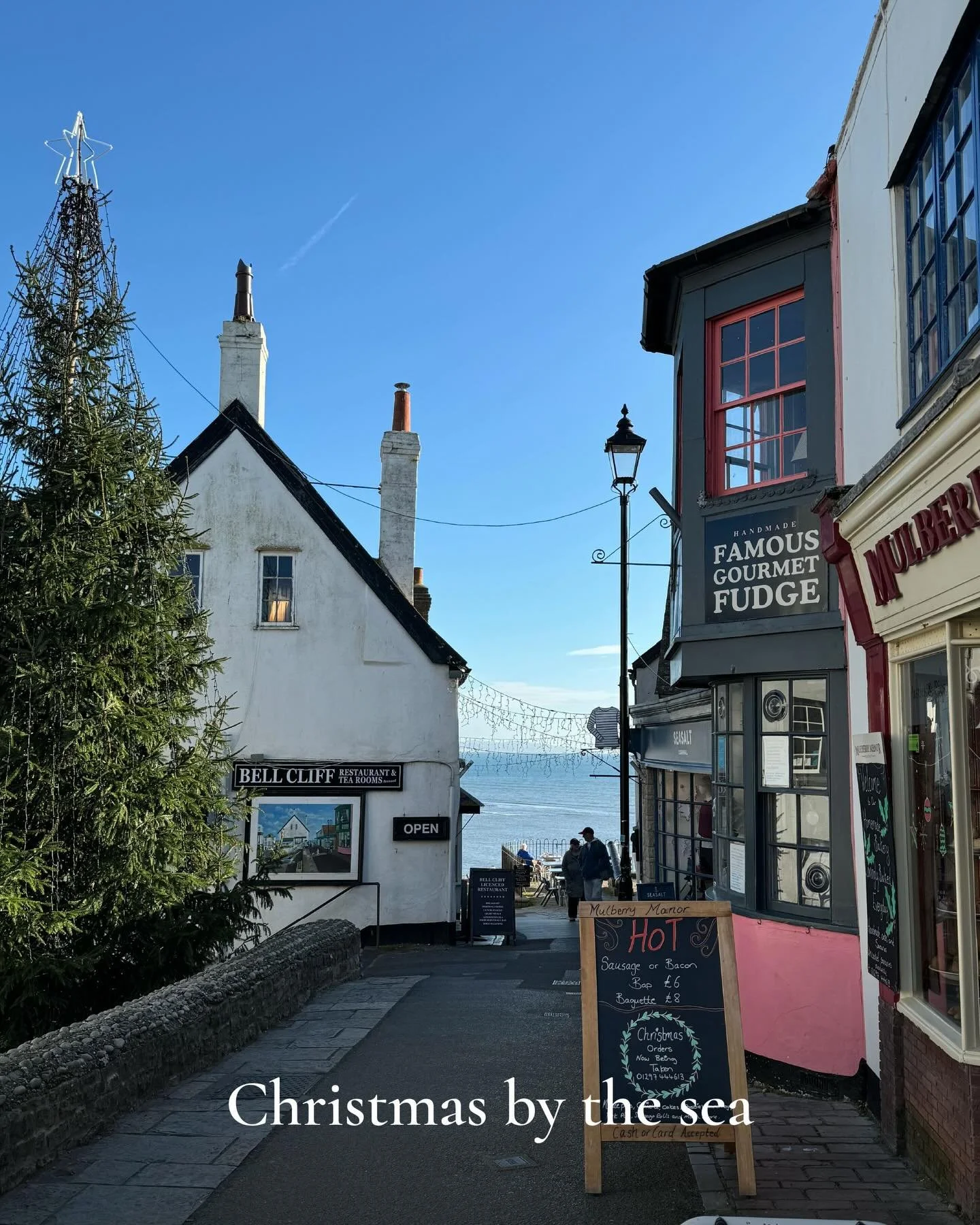 There&rsquo;s something magical about Christmas by the sea. 🌊 
The sound of waves rolling in, crisp salty air, and twinkling lights dotted along the harbour make Lyme Regis feel like a little winter escape. Whether it&rsquo;s morning walks along the