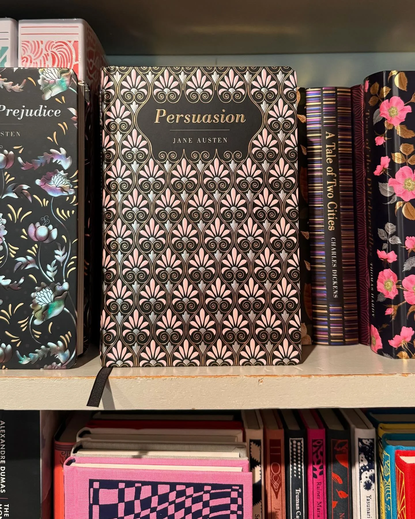 Jane Austen&rsquo;s 250th birthday! 
We&rsquo;ll be celebrating by visiting the @lyme_bookshop and @lymemuseum just a short walk from Austen&rsquo;s Garret!

Perched above Broad Street with panoramic sea views, Austen&rsquo;s Garret offers a unique c