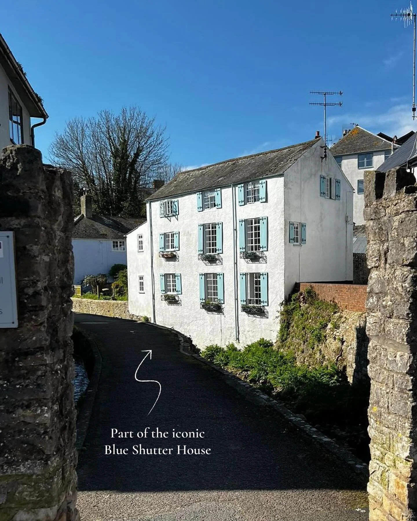 Say hello to Starch Mill 👋 A seaside stay with room for the whole gang.

Sleeping six and set just a short stroll from the beach, this warm and welcoming townhouse blends coastal calm with cottage character.
Think exposed stone, soft linens, and a l