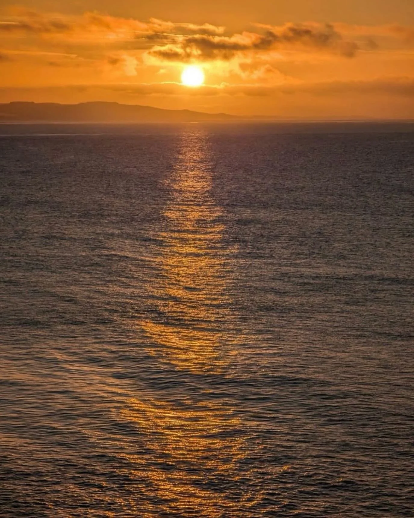 Another beautiful sunrise to start the day in Lyme Regis🌅 ⁣
We have SUPER limited availability and selected dates left in a few on our properties for April &amp; May, head to our website and start your week booking the perfect seaside getaway🌊 ⁣
Ou
