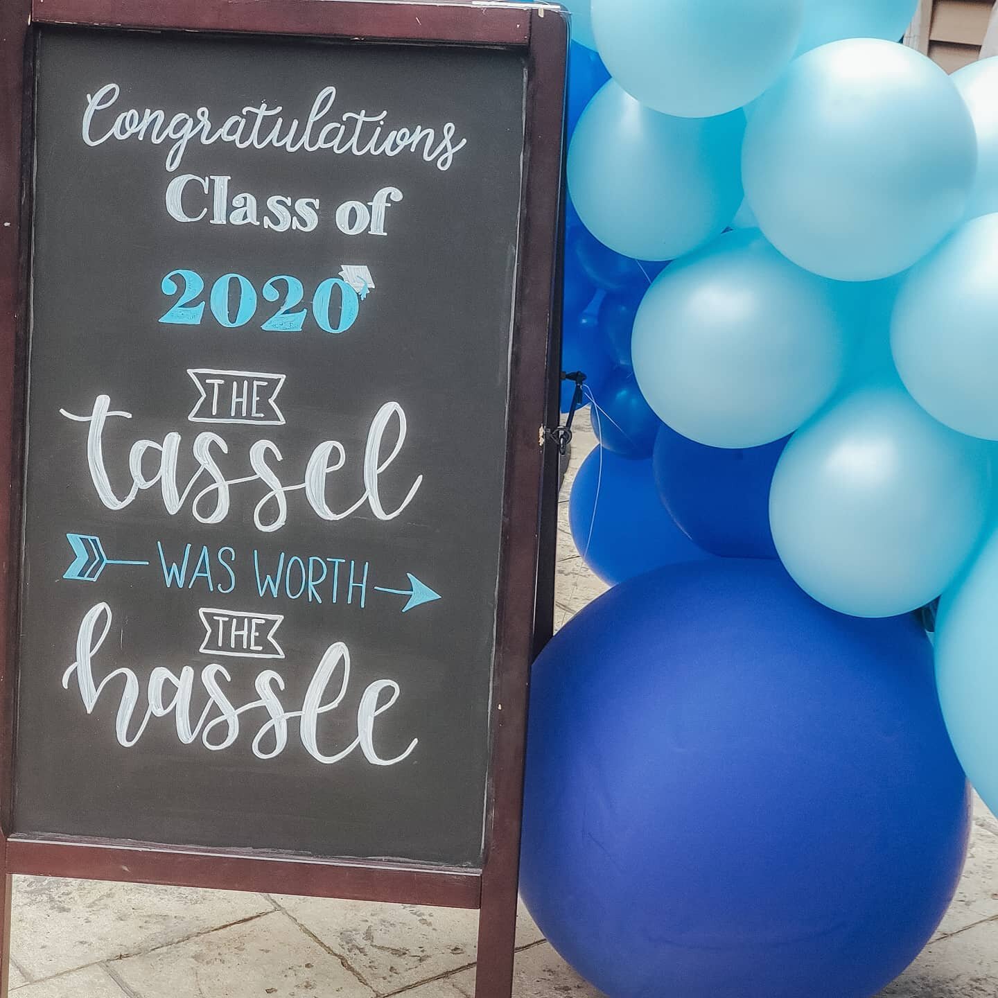 Swipe if you want to see more of this rustic graduation party!